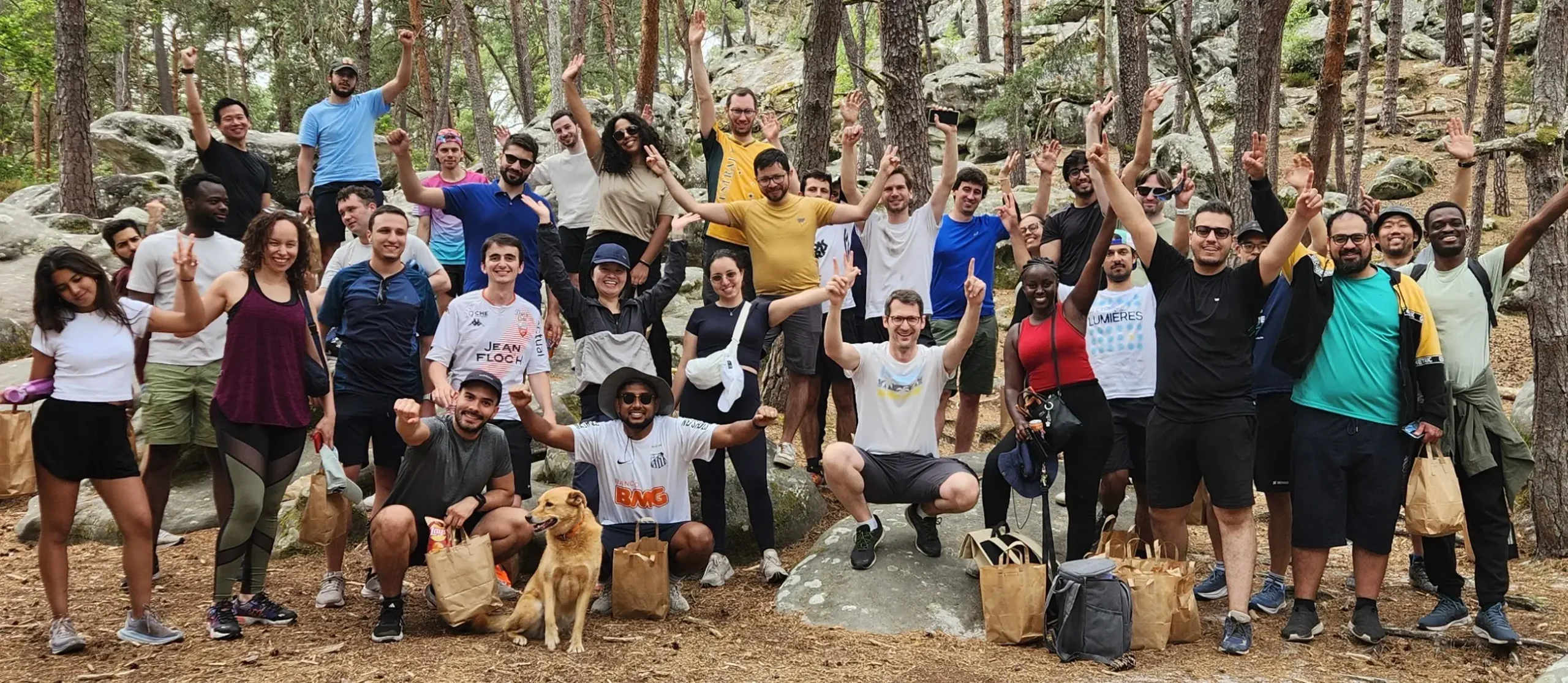 Équipe d’entreprise participant à un team building en forêt de Fontainebleau lors d’une activité nature collective