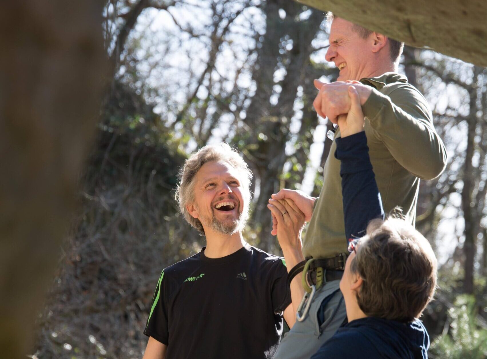 Activité slackline en équipe - cohésion et entraide lors d'un team building nature