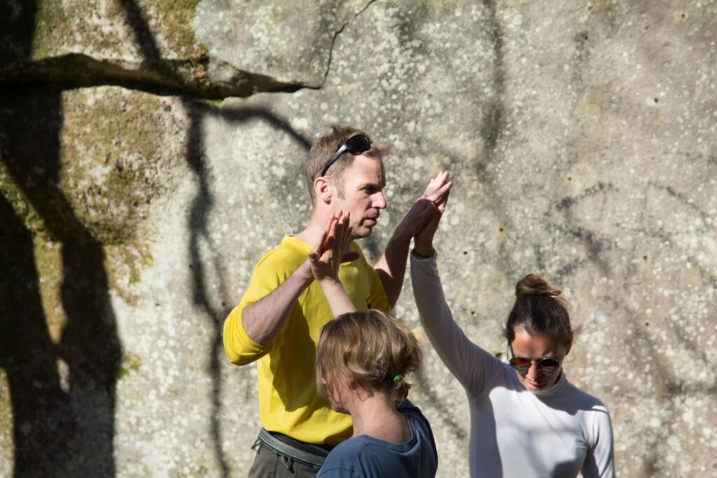 Gestion du stress, un homme se concentre sur un slackline aidé par 2 personnes