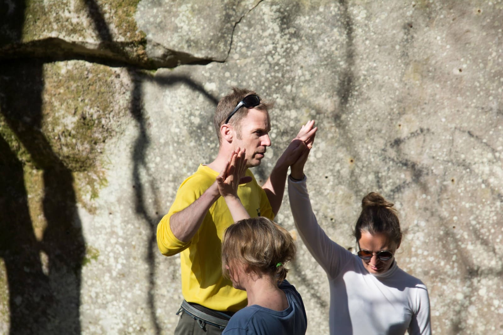 Gestion du stress, un homme se concentre sur un slackline aidé par 2 personnes