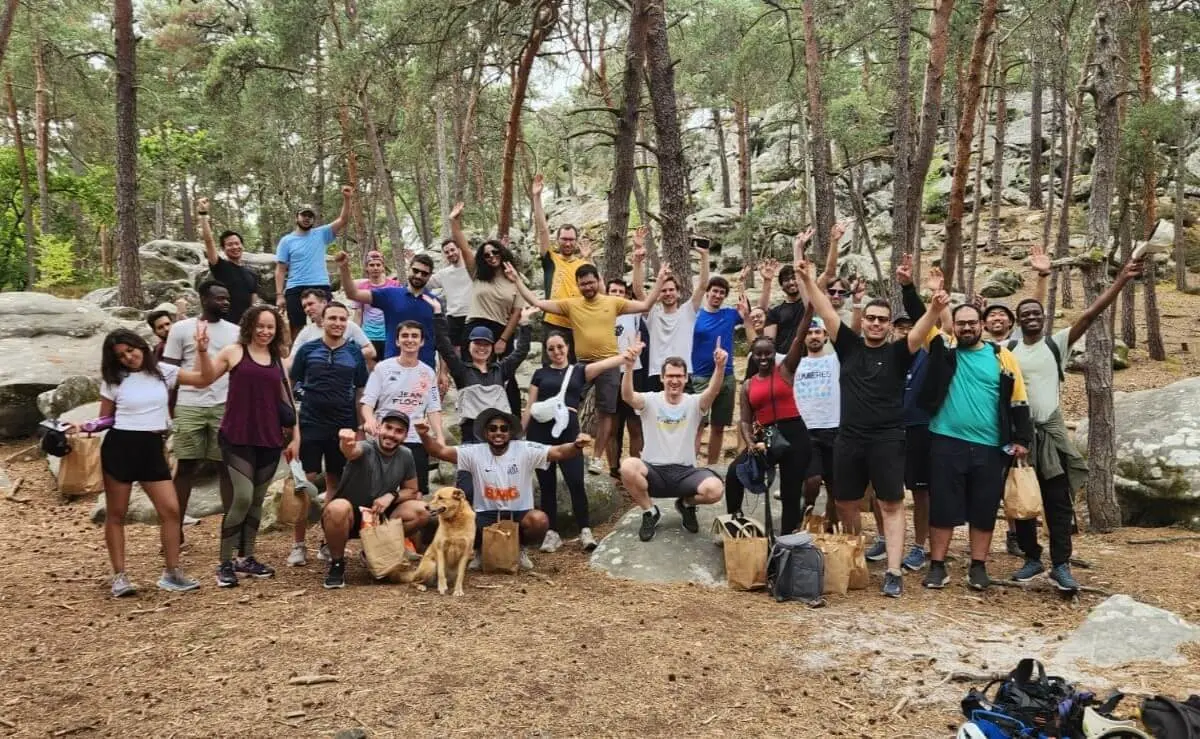 Team building en nature, un grand groupe en forêt