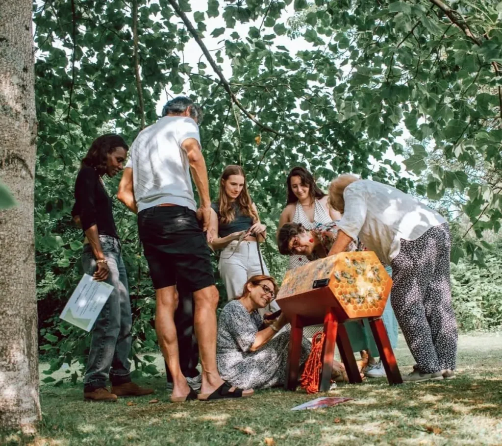 Escape game en nature, un groupe est penché sur un module d'escape game