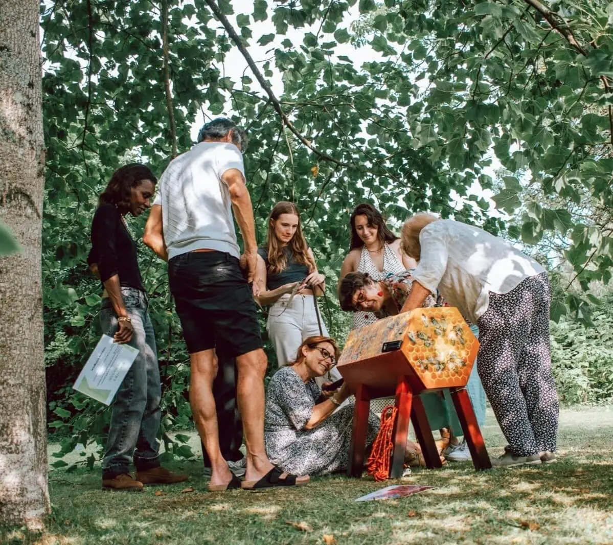Escape game en nature, un groupe est penché sur un module d'escape game