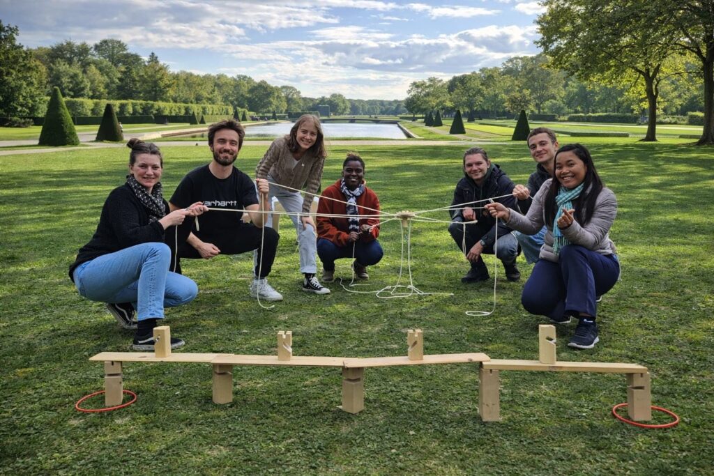 Construction d'un pont en équipe en plein air - défi cohésion team building