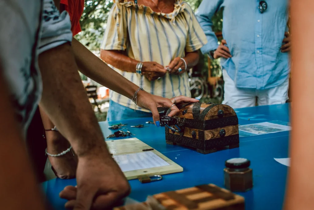 Escape game en plein air - groupe résolvant des énigmes autour d'un coffre mystérieux