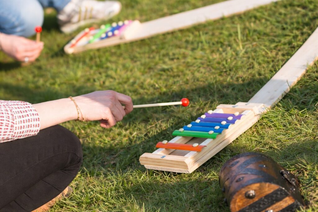 Activité musicale en plein air - xylophone coloré lors d'un team building nature