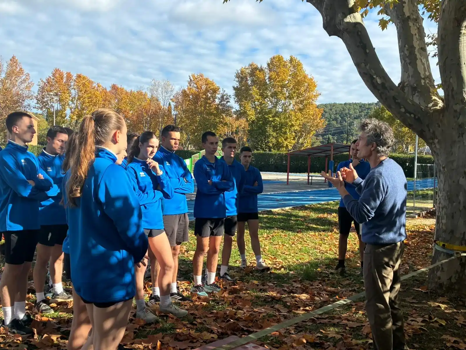 Intervenant TOP Nature Aventure expliquant un exercice aux étudiants du lycée militaire d'Aix en extérieur